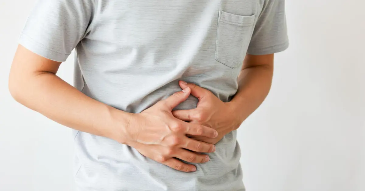 急な腹痛、どうすればいい？　病院に行くべきサインと応急処置の方法